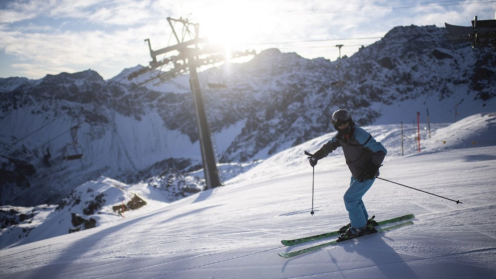 Un home esquia a l'estació suïssa d'Arona, una de les que ja ha estrenat la temporada d'esquí