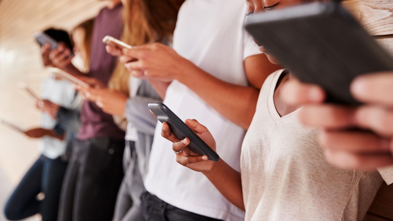 Actualment, la Comunitat de Madrid i Galícia són les úniques comunitats autònomes espanyoles que prohibeixen l'ús de telèfons mòbils