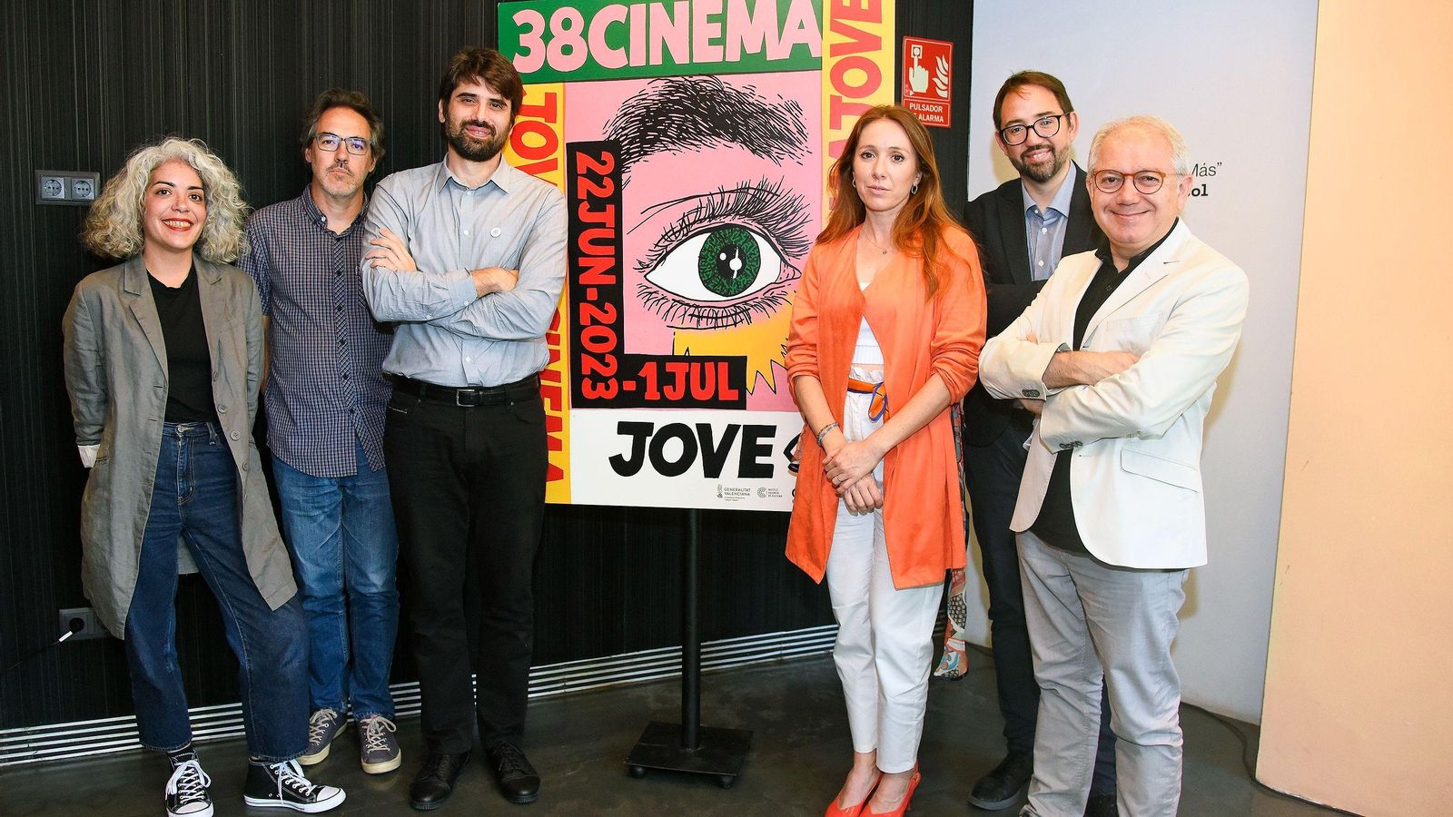 Els organitzadors del festival, junt al cartell del certamen, en la presentació de l'edició d'enguany de Cinema Jove