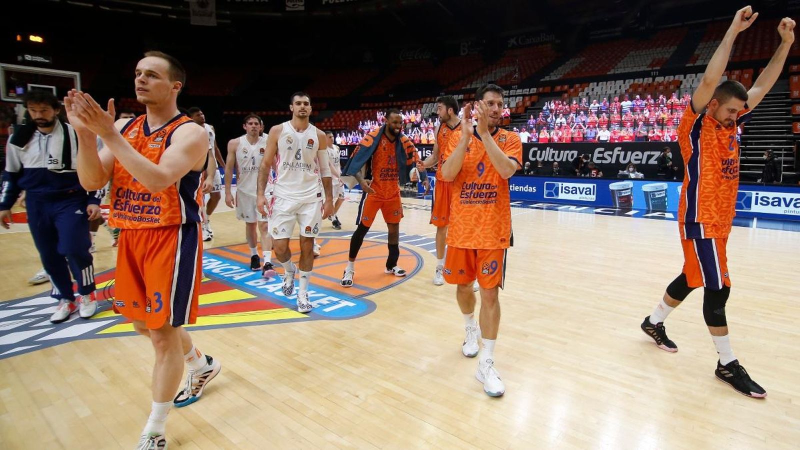 Els jugadors del València Basket celebren el triomf contra el Reial Madrid en l'Eurolliga