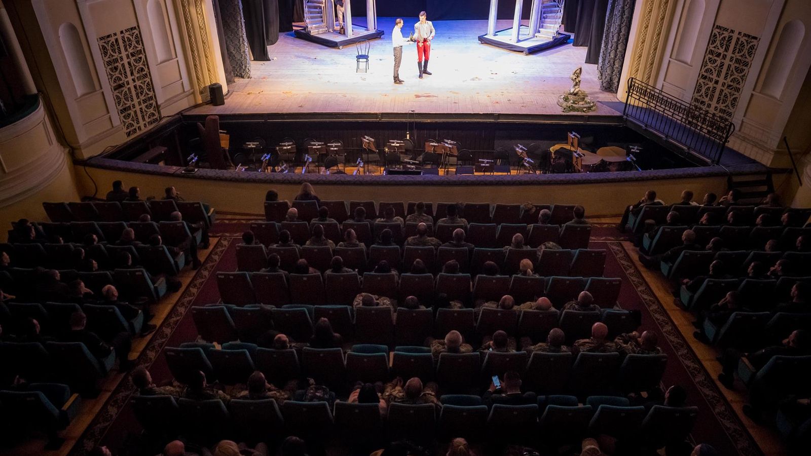 Militars assisteixen a una obra teatral a Kíiv aquest divendres