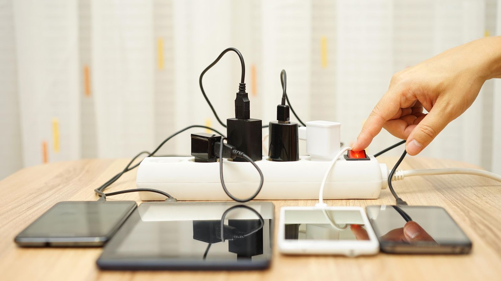 Diferents carregadors de telèfons mòbils i tauletes