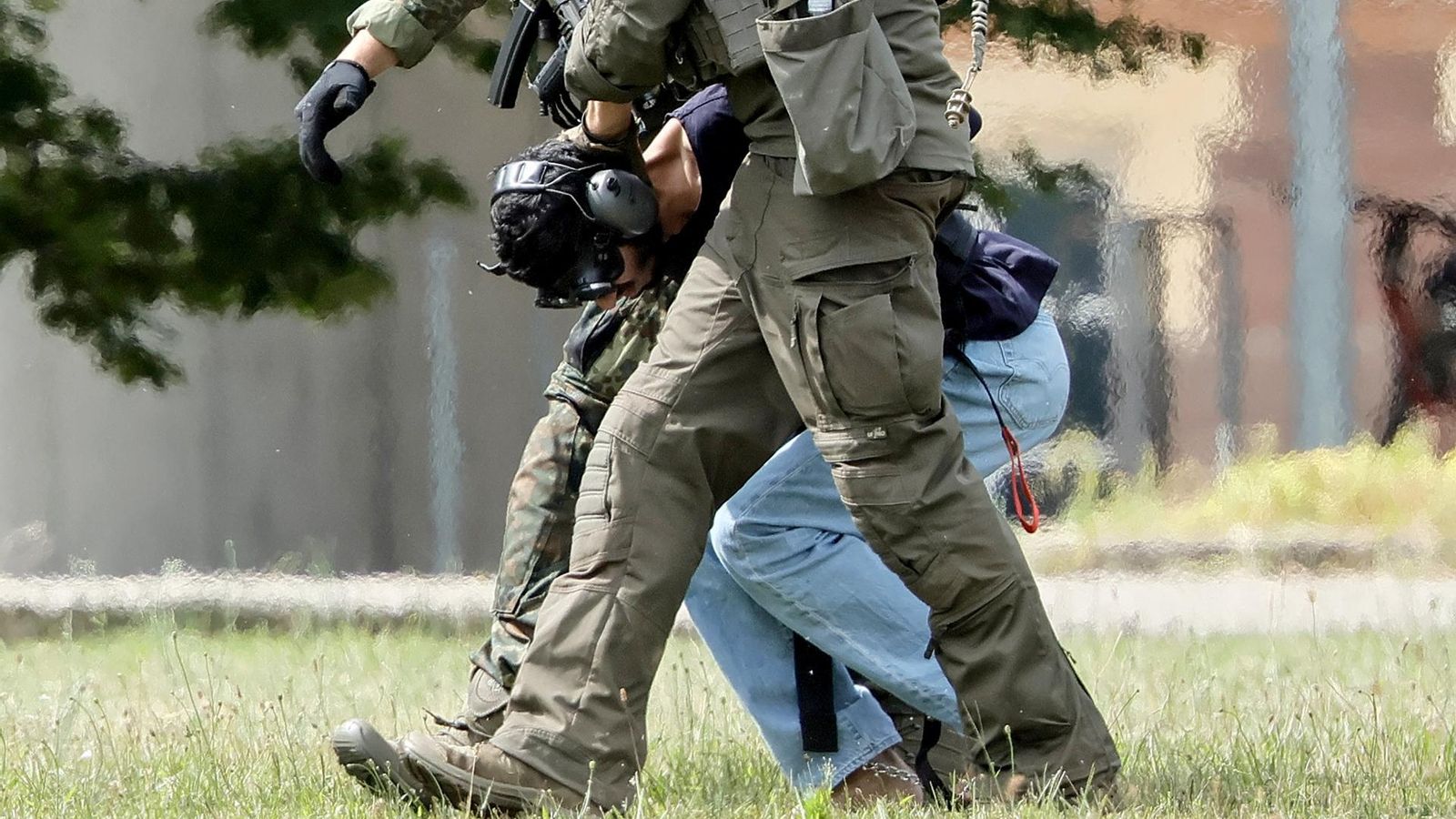 La policia trasllada el detingut des de l'helicopter fins el Tribunal Suprem Federal de Karlsruhe on ha comparegut