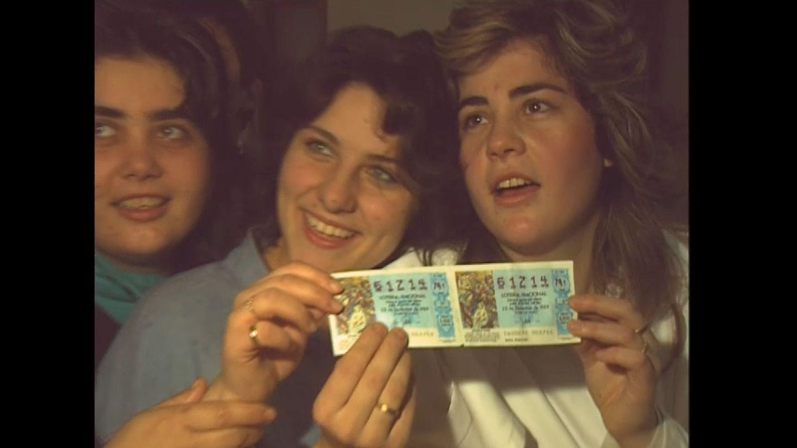 Tres veïnes de Paiporta que mostraven a les càmeres de Canal 9 els dècims de la grossa que els va tocar el 1989