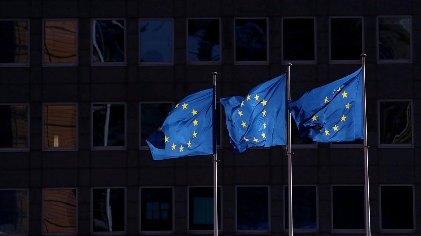 Banderes de la UE en els exteriors de l'edifici de la Comissió Europea a Brussel·les