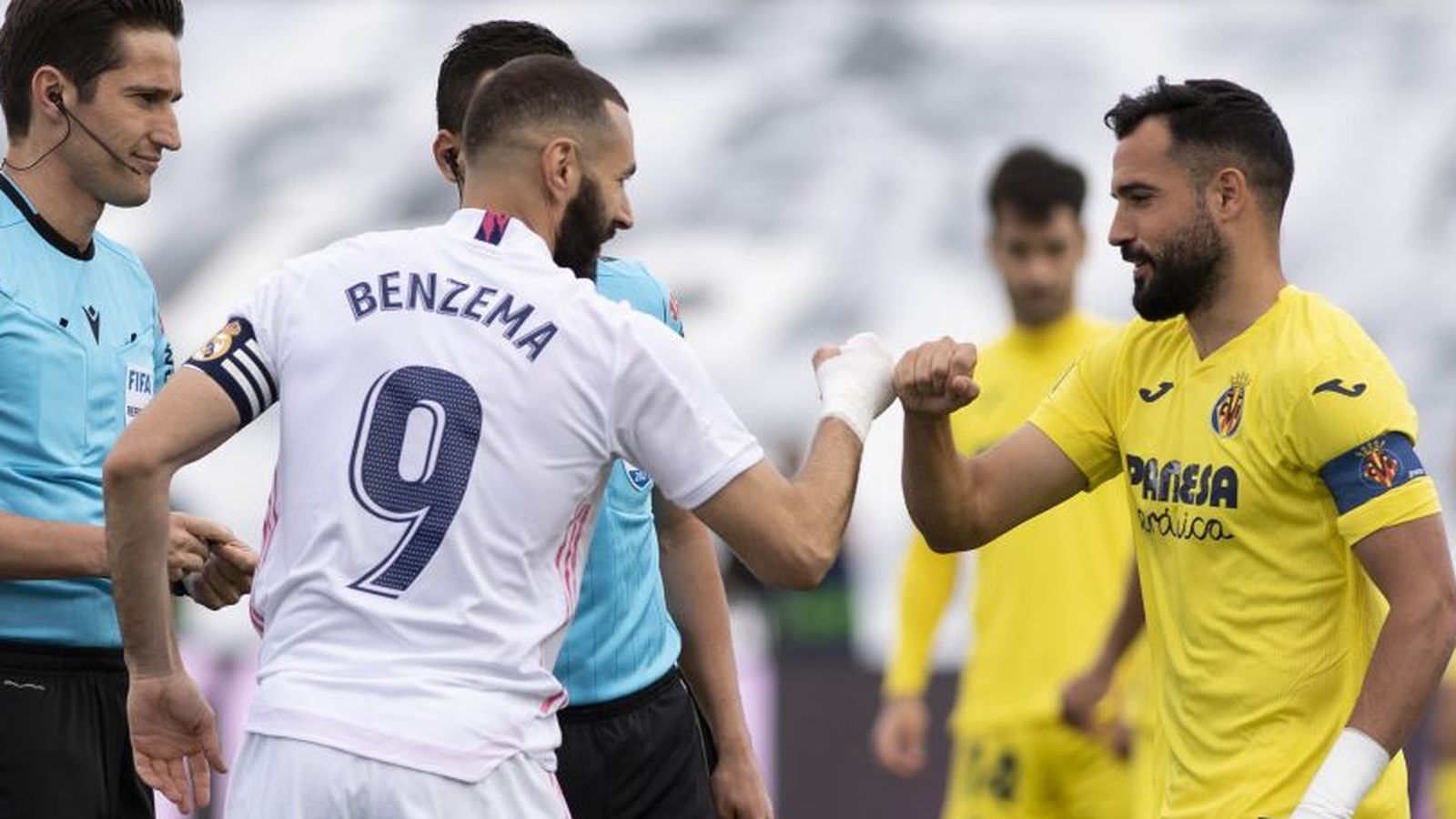Mario Gaspar i Karim Benzema es saluden abans de l'últim partit de la temporada 2019/2020