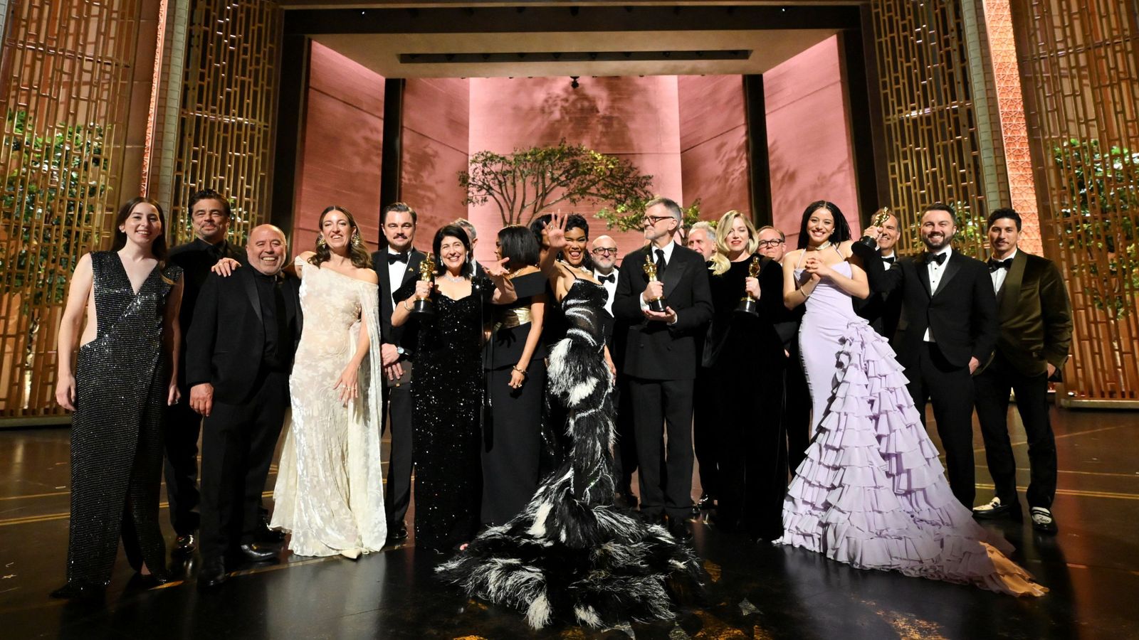 El director Paul Thomas Anderson i l'elenc d''Una batalla tras otra'