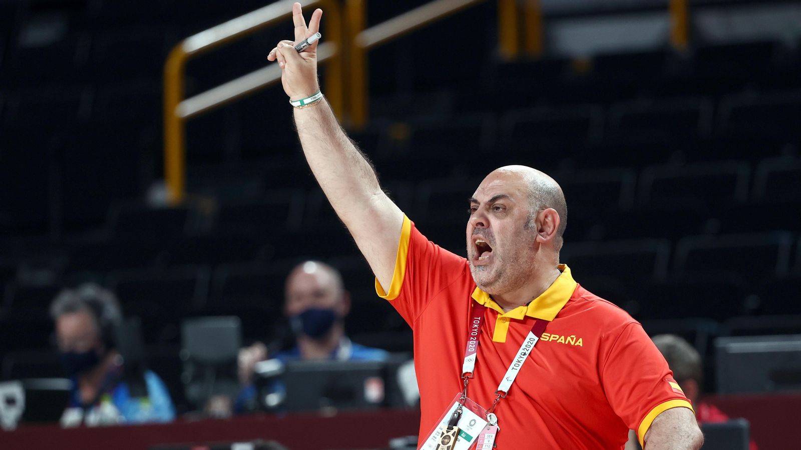 Lucas Mondelo durant un partit de la selecció de bàsquet femenina als Jocs Olímpics de Tòquio 2020