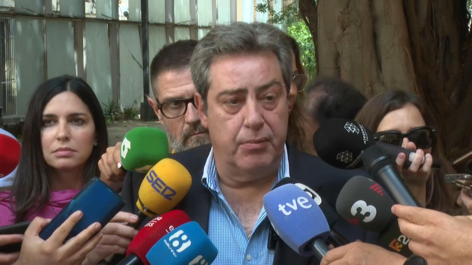 El síndic de Vox, José María Llanos, atén els mitjans de comunicació este divendres