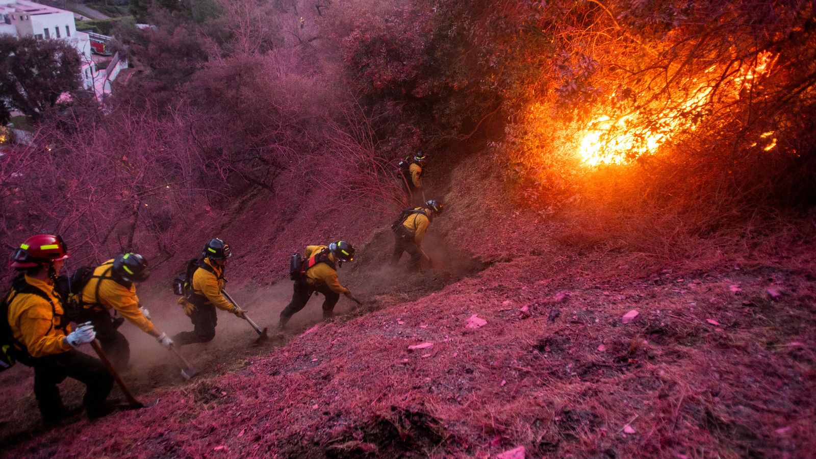 Bombers lluiten contra les flames a la urbanització Pacific Palisades Bombers lluiten contra les flames a la urbanització Pacific Palisades