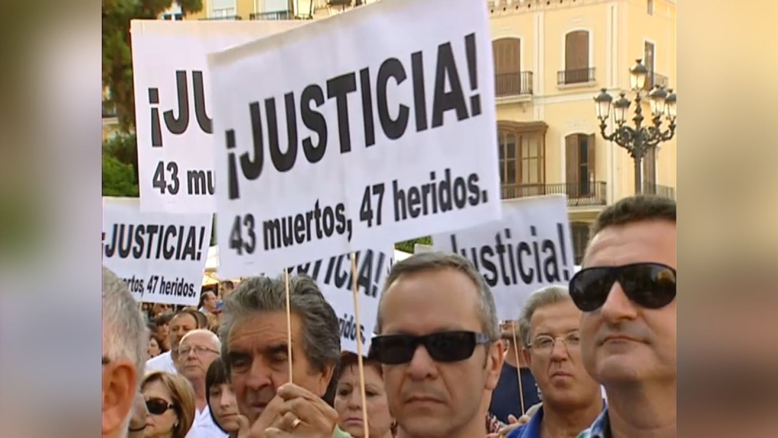 Durant tretze anys, les víctimes es van concentrar el dia 3 de cada mes a la plaça de la Mare de Déu de València per a reclamar justícia