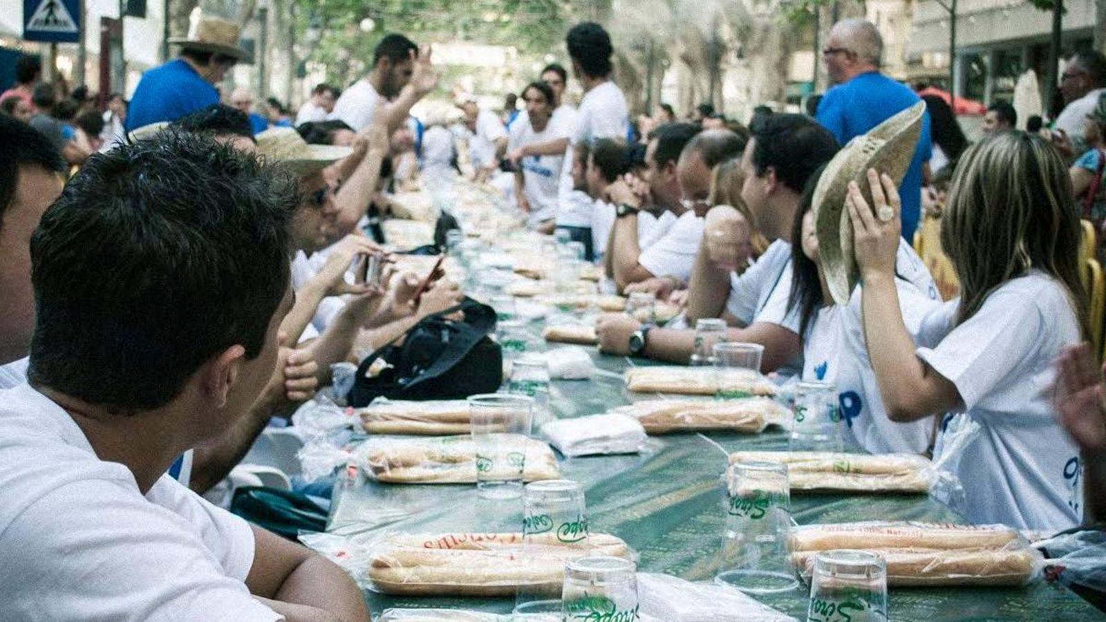 Nombroses colles aprofiten per a reunir-se al voltant de la taula els dies de la setmana de fira