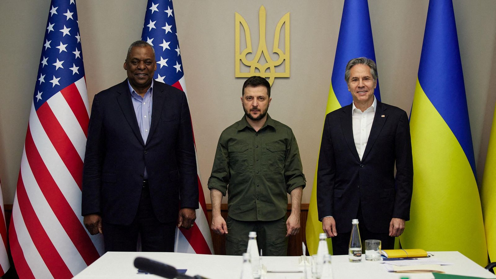 El president ucraïnés (centre) acompanyat dels secretaris de Defensa (esquerra) i d'Estat (dreta) dels EUA a Kíiv