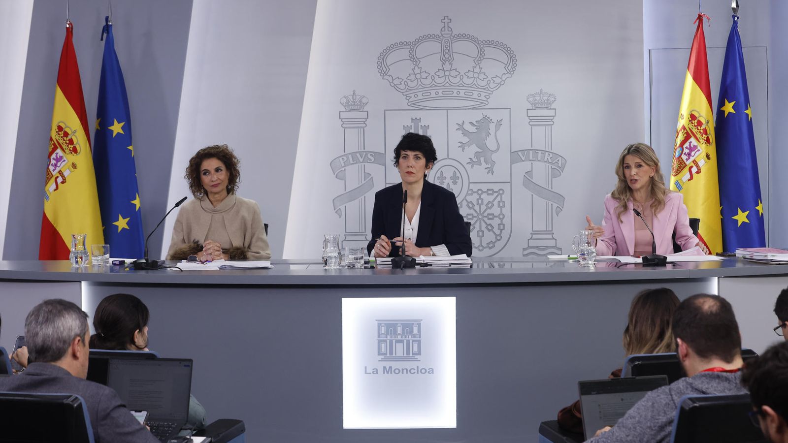 La vicepresidenta primera i ministra d’Hisenda, María Jesús Montero, la portaveu del govern i ministra d’Inclusió, Elma Saiz, i la vicepresidenta segona i ministra de Treball, Yolanda Díaz, en roda de premsa este dimecres