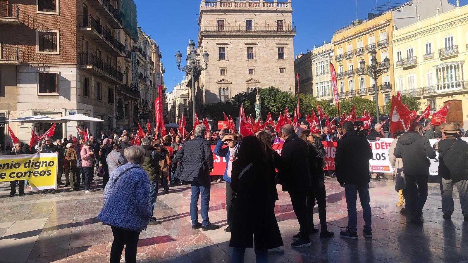 Els sindicats concentrats en la Plaça de la Mare de Déu de València