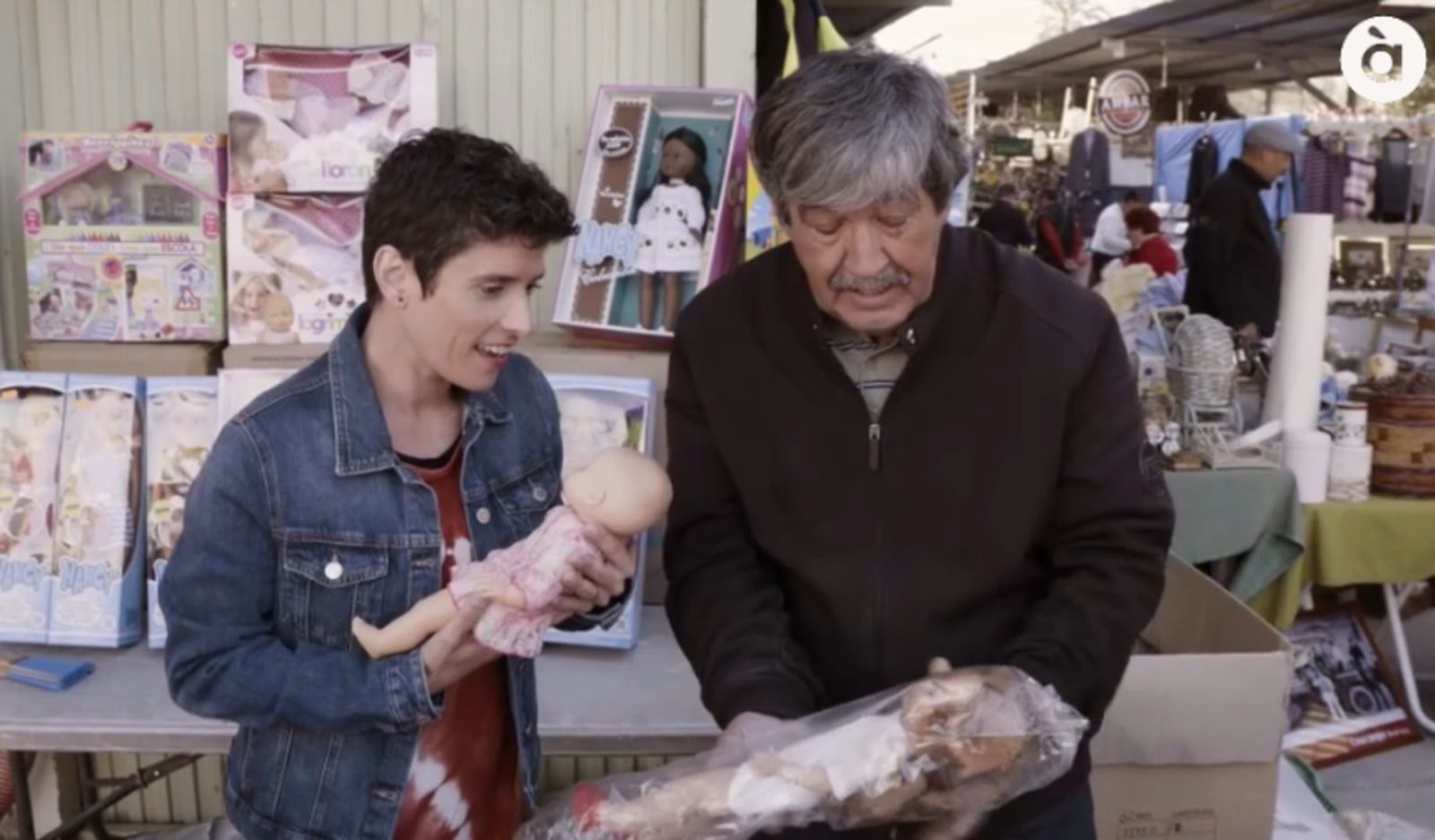 Trau la llengua visita un mercat de segona mà