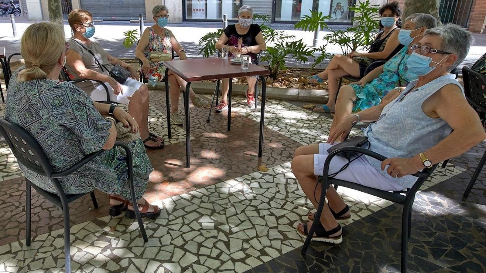 Un grup de dones assegudes en una terrassa en el passeig Germanies de Gandia