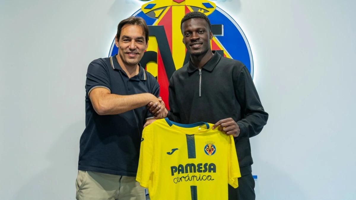 Tani Oluwaseyi, amb la camiseta del Villarreal Tani Oluwaseyi, amb la camiseta del Villarreal
