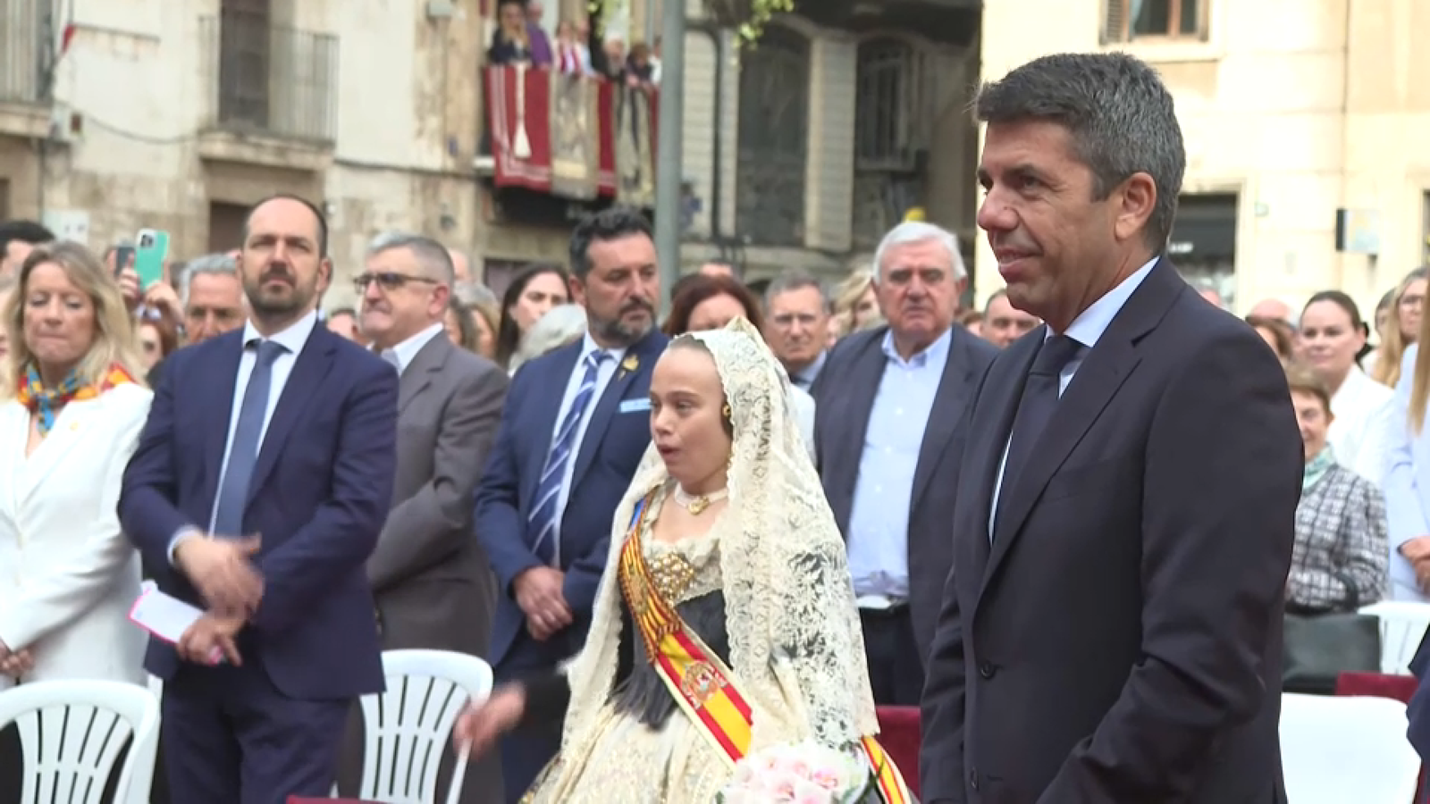 Mazón assisteix, de sorpresa, a la missa d'infants a la plaça de la Mare de Déu