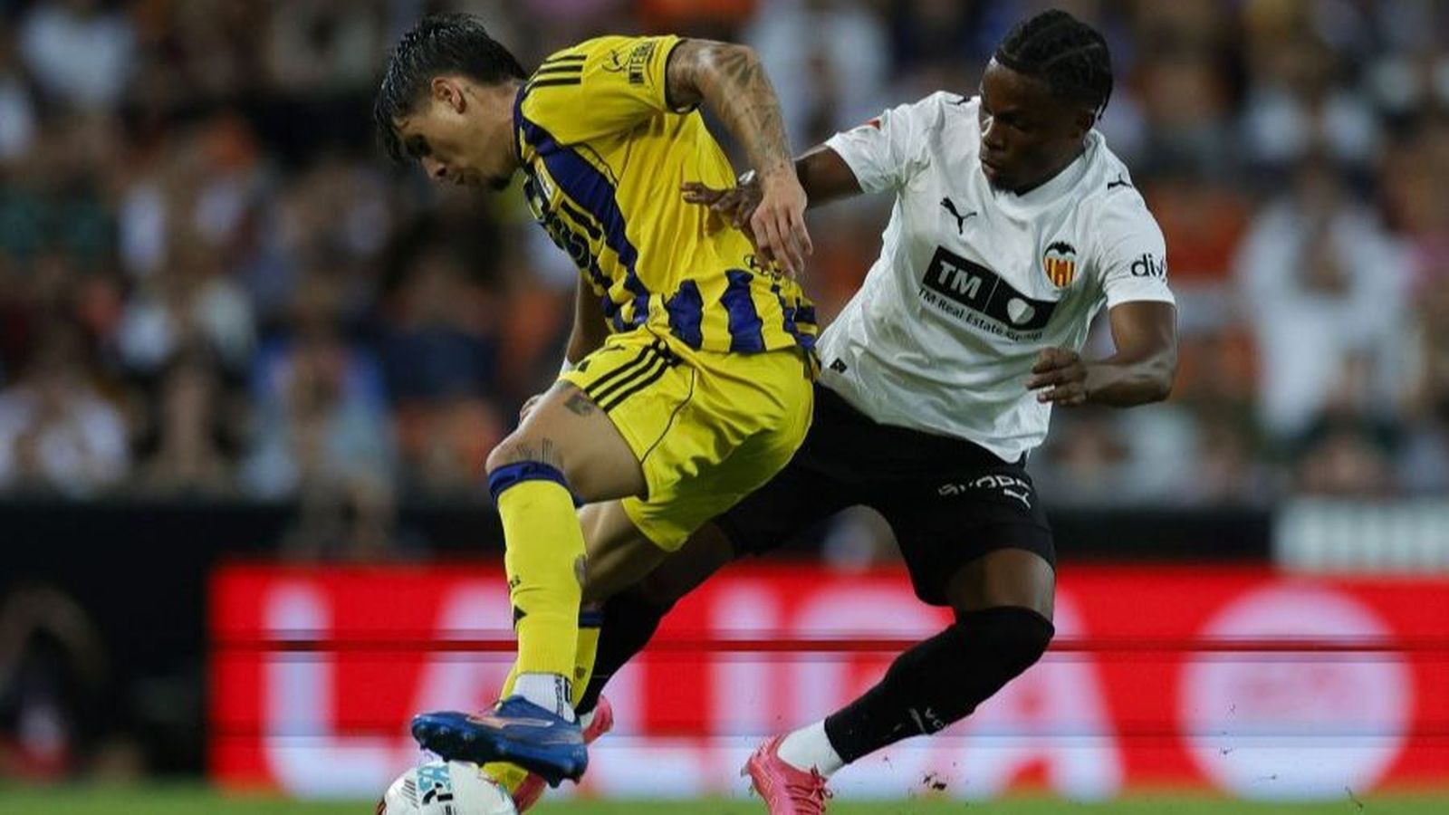 Ramazani, en una acció del partit de la primera volta a Mestalla