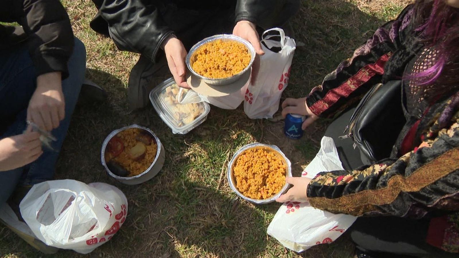 Imatge d'arxiu de dues carmanyoles de paella