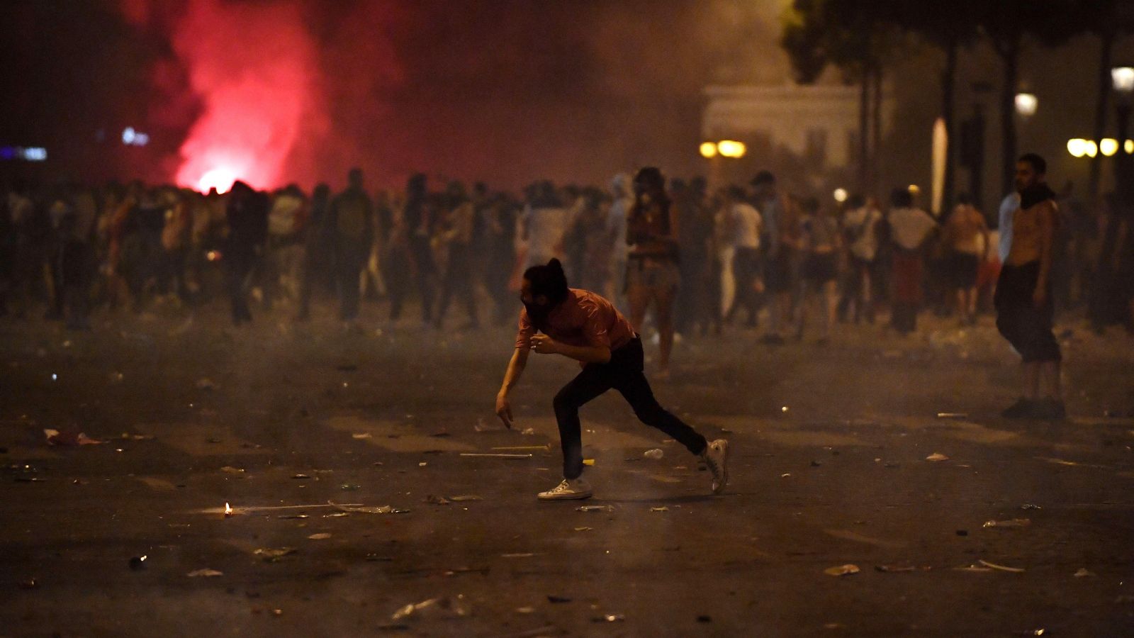 Incidents als Camps Elisis durant les celebracions per la victòria de França Incidents als Camps Elisis durant les celebracions per la victòria de França