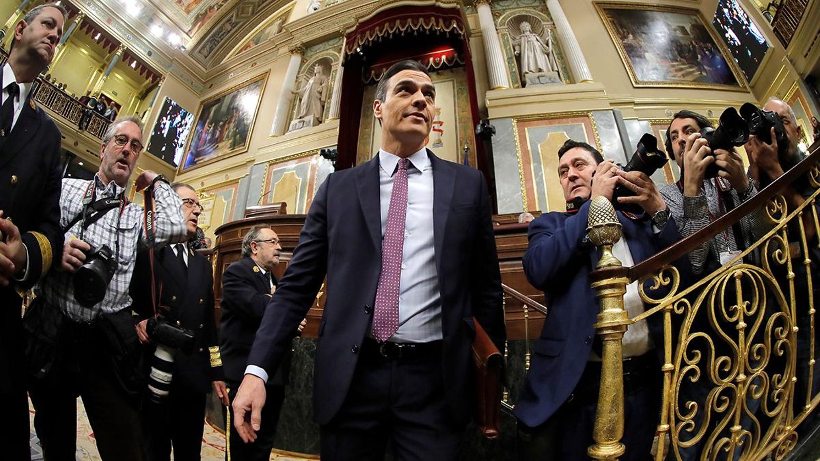 El candidat a la presidència, Pedro Sánchez, després del discurs d'investidura