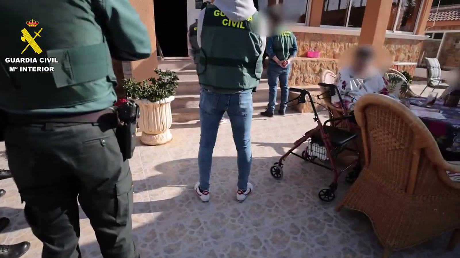 Els agents de la Guàrdia Civil entren al pati del xalet que l'arrestada emprava com a residència il·legal per a persones majors