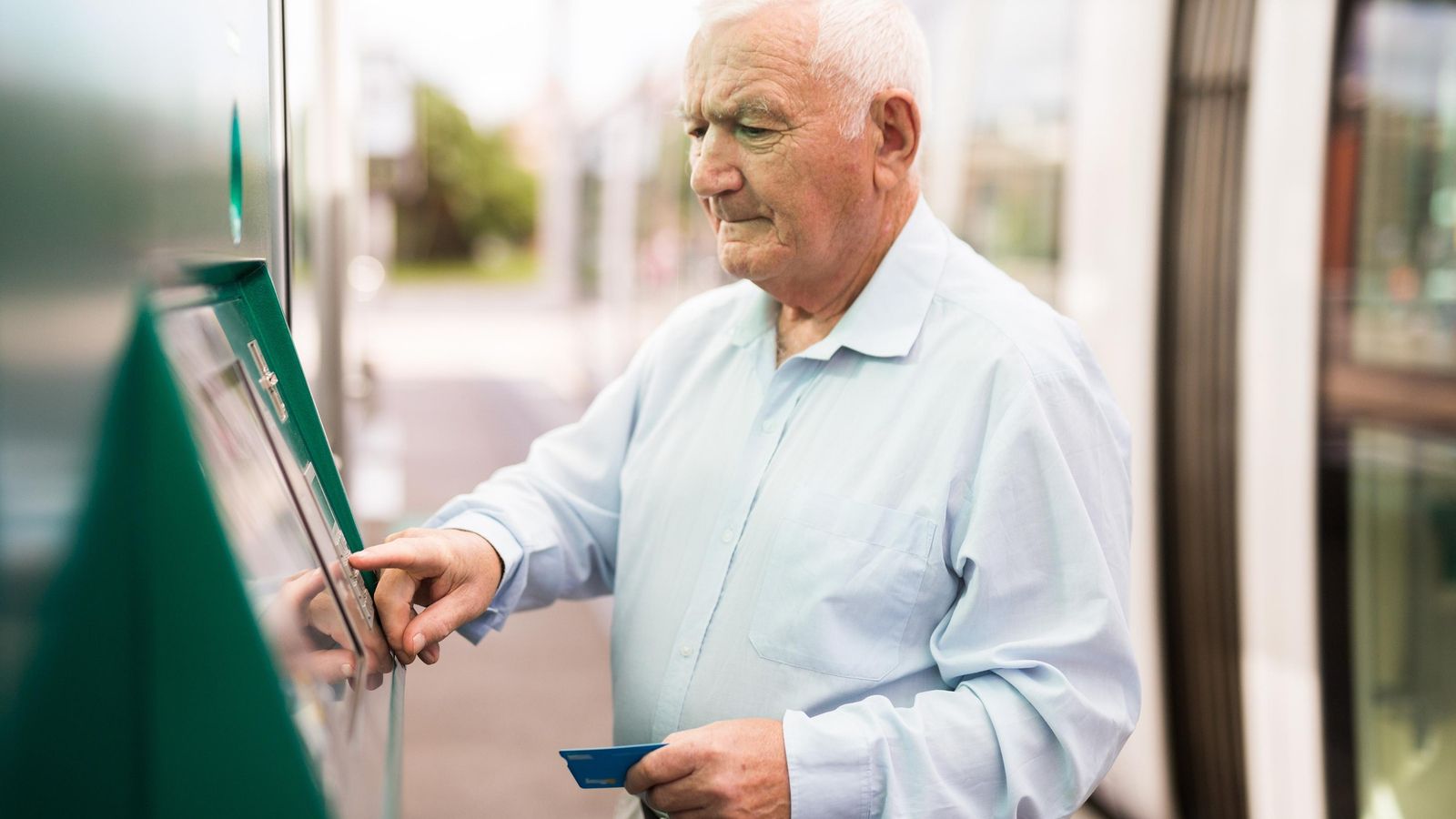 Un home major davant d'un caixer