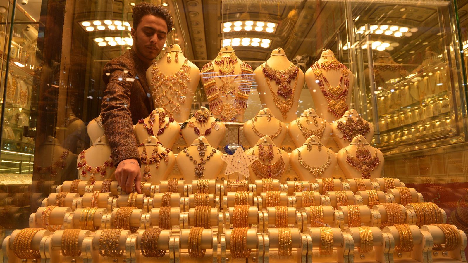 Un orfebre ven adorns d'or en un mercat de Peshawar, el Pakistan