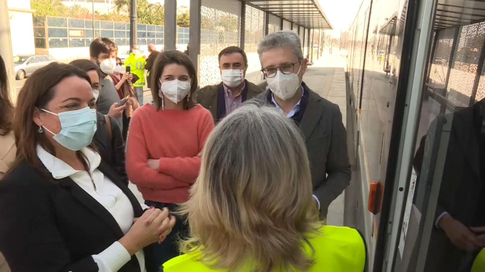 El conseller de Política Territorial, Obres Públiques i Mobilitat Arcadi España, i la directora gerent de FGV Anaïs Menguzzato supervisen el primer viatge en proves de la línia 10 del tramvia a la nova parada de l'Oceanogràfic