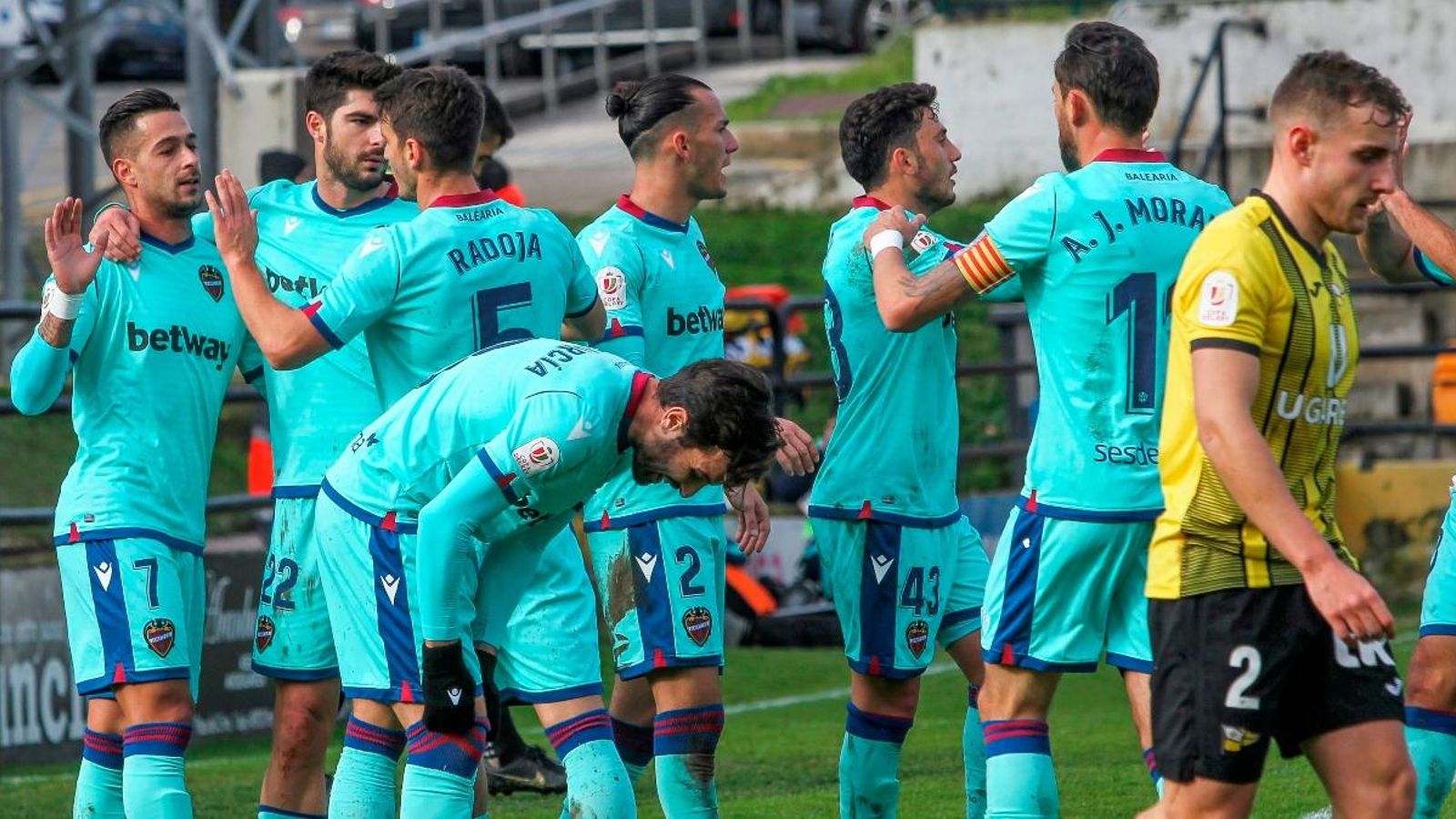 Els jugadors del Llevant celebren el primer gol de Sergio León
