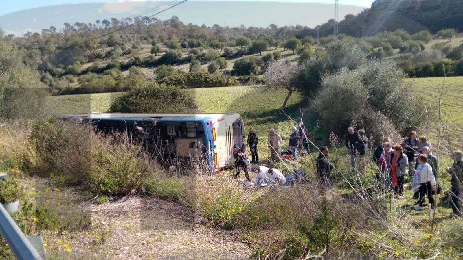 El vautobús ha bolcat quan ha eixit de la via i ha caigut per un desnivell
