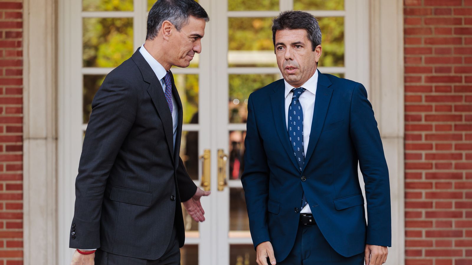 El president del govern espanyol, Pedro Sánchez, amb el president de la Generalitat, Carlos Mazón