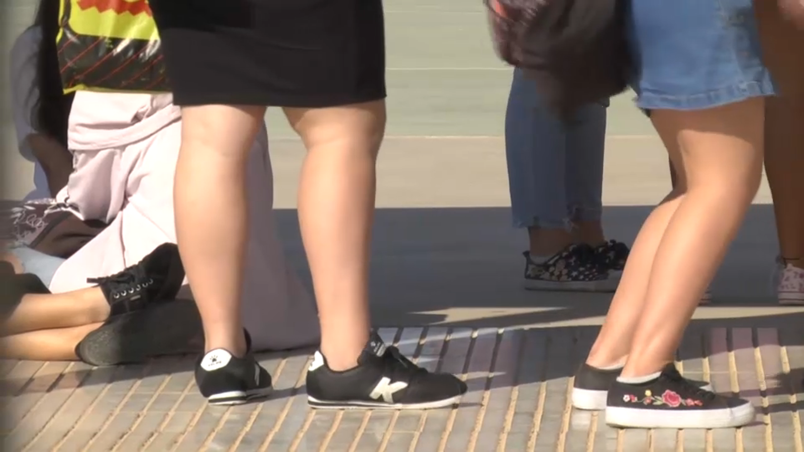 Adolescents en el pati de l'institut, en una imatge d'arxiu