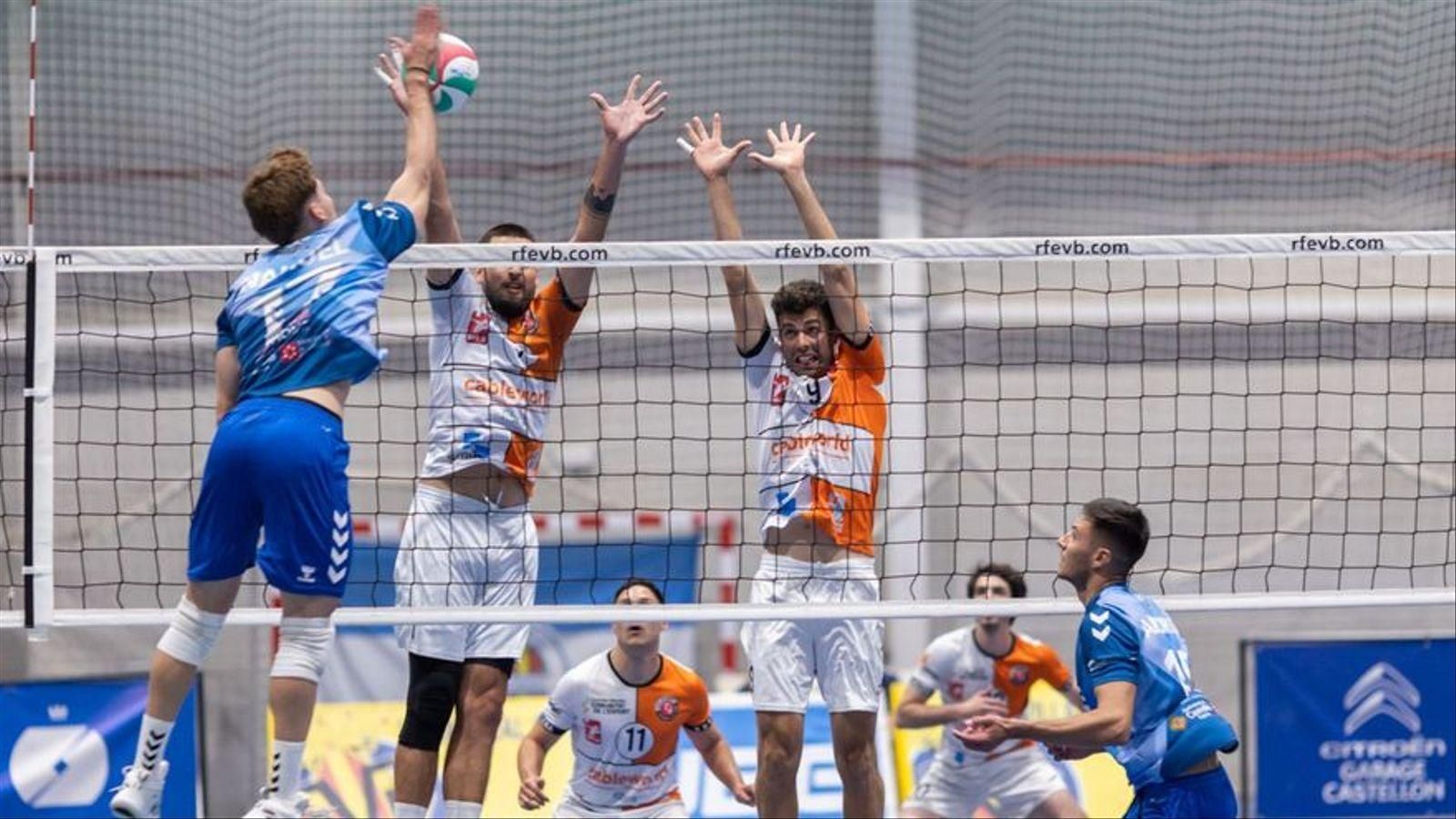 Dos jugadors del Villena Petrer intenten blocar un atac de l'Illa Grau