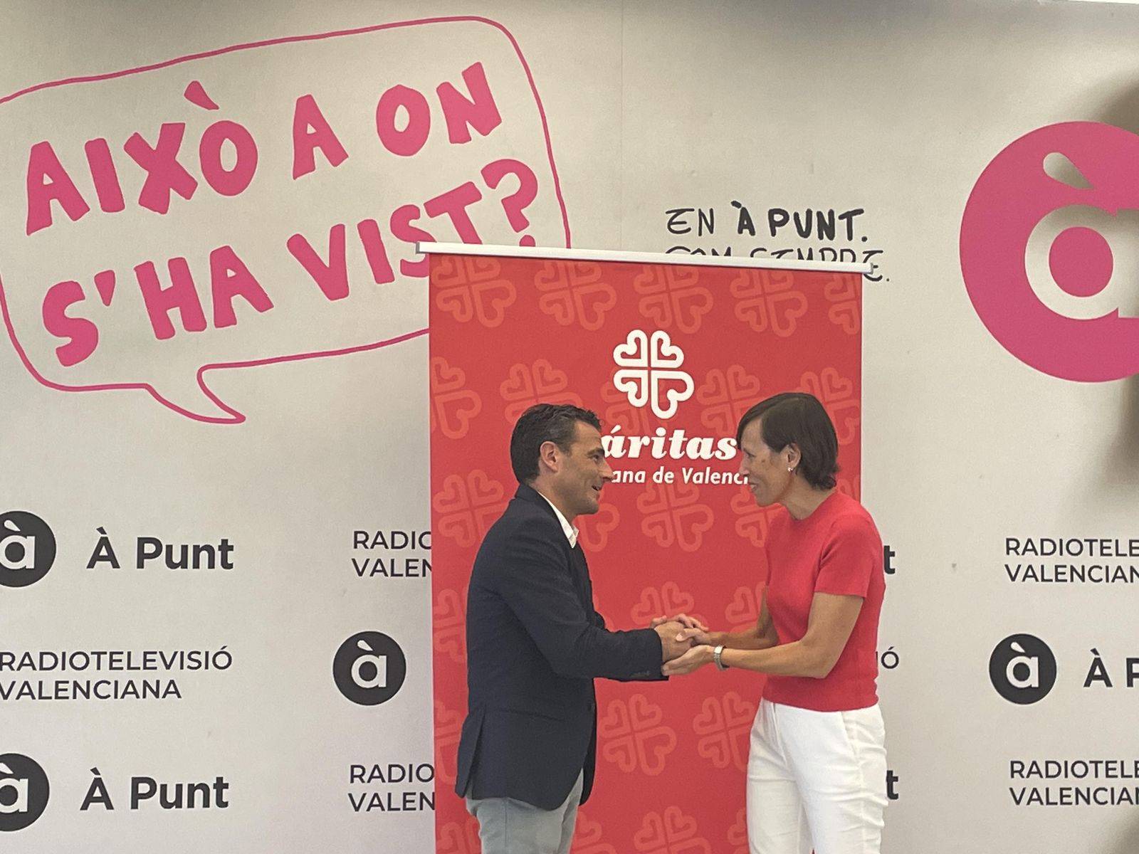 La cadena autonòmica i Càritas col·laboren per a impulsar iniciatives d’interés públic