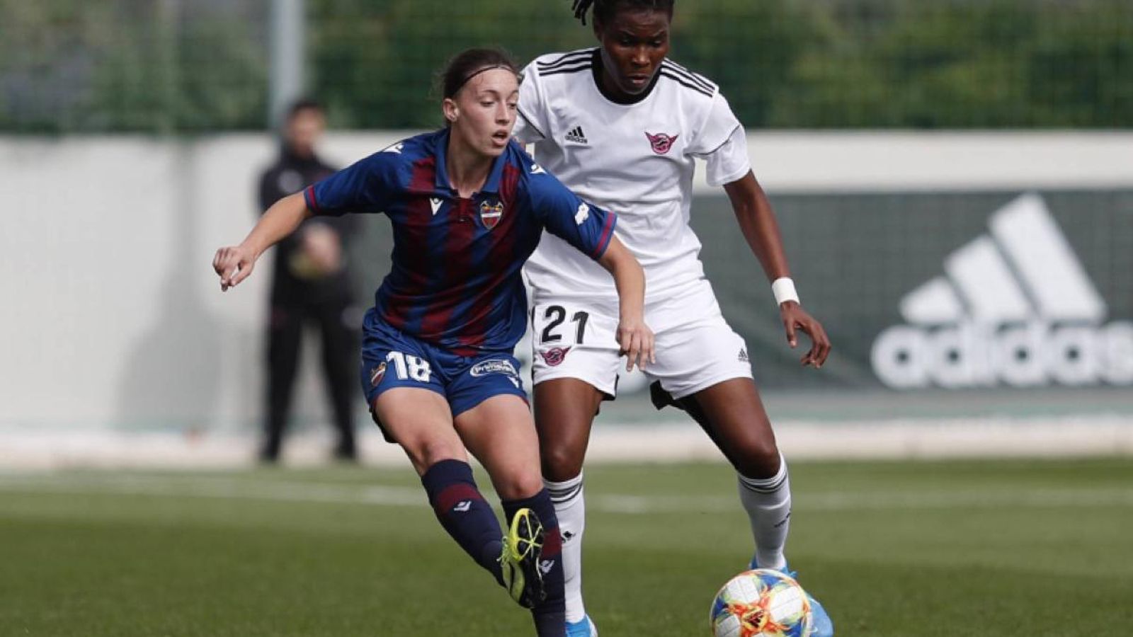 La jugadora del Llevant Ud, Eva Navarro, disputa un baló amb la jugadora nigeriana Osinachi Ohale, del CD Tacón.