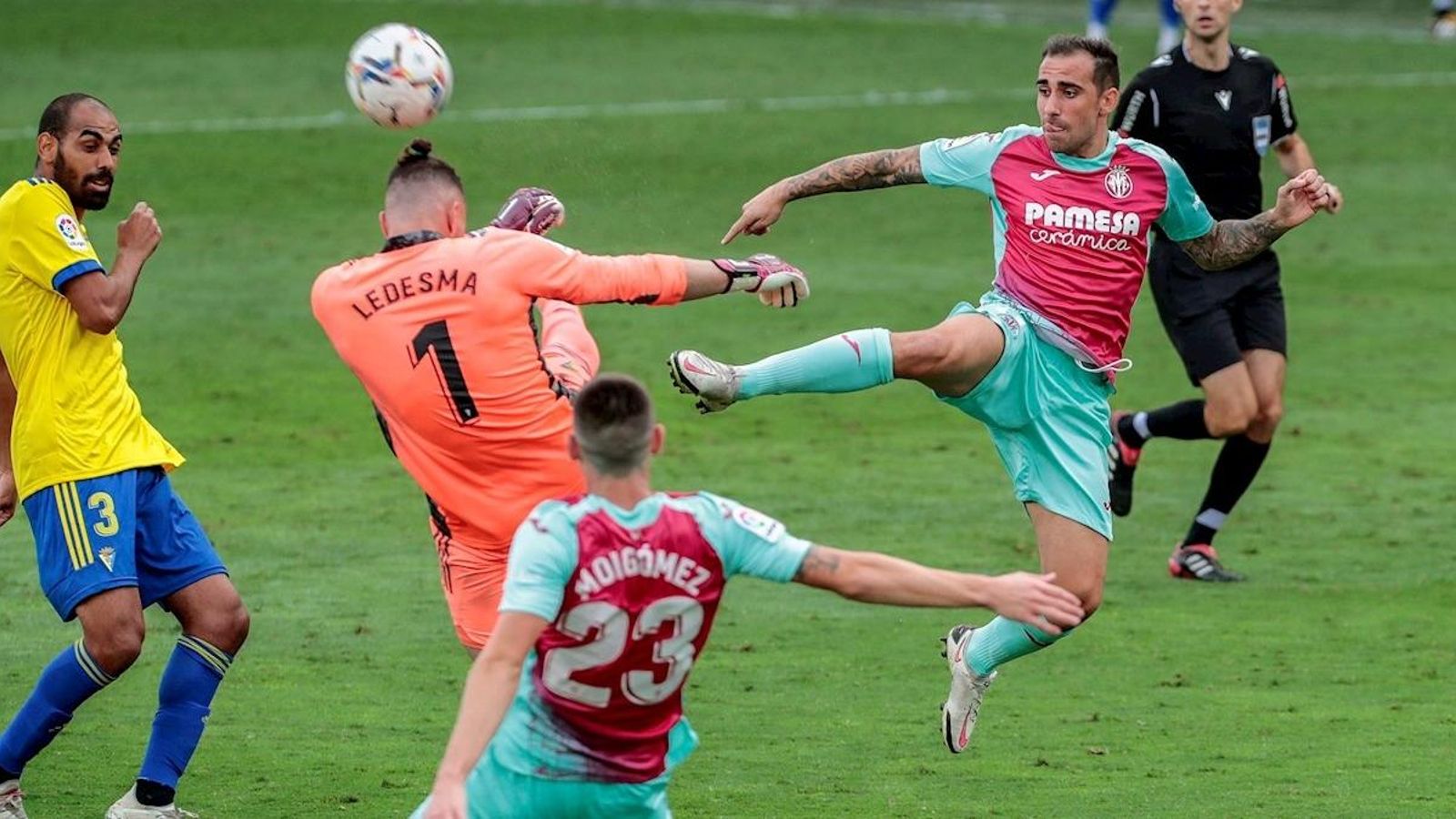 Paco Alcácer lluita per una pilota amb el porter del Cadis