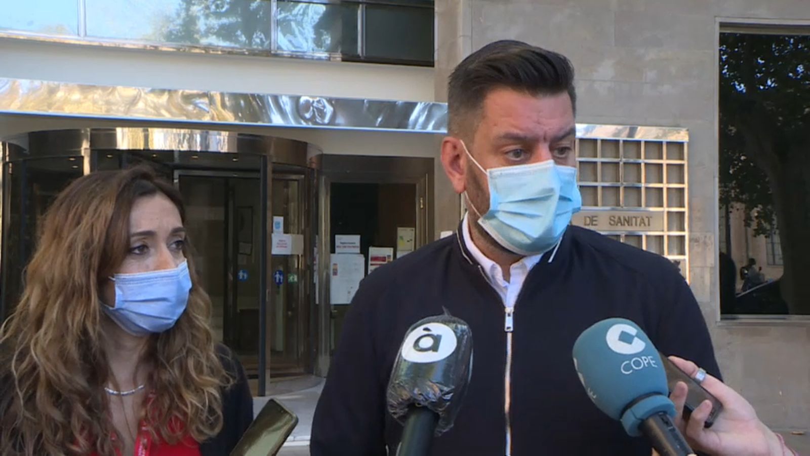 La secretària autonòmica de Salut Pública, Isaura Navarro, i el regidor de Cultura Festiva de València, Carlos Galiana, aquest dilluns