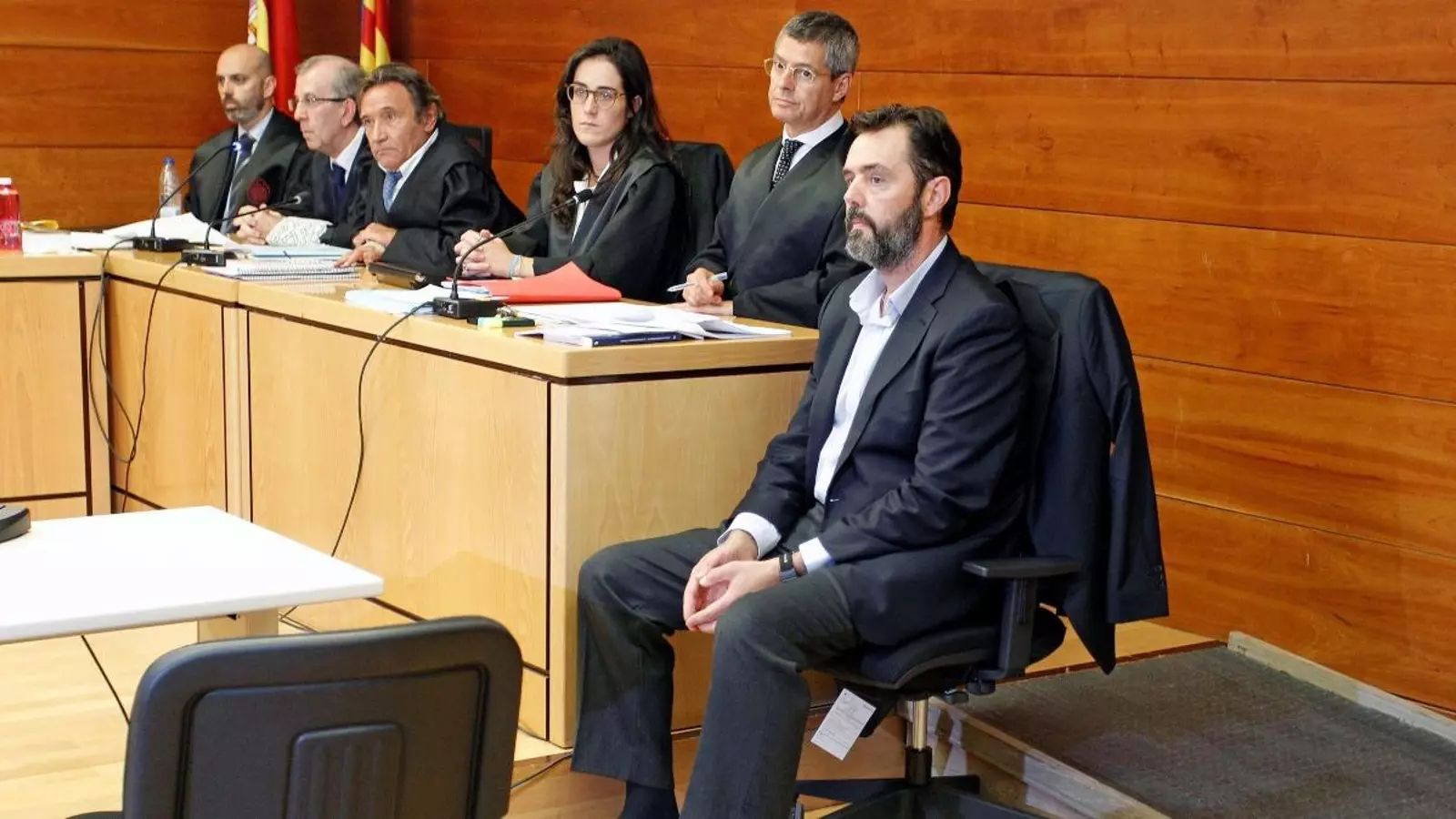 Miquel López (dreta) compareix davant el tribunal per l'assassinat de la sogra
