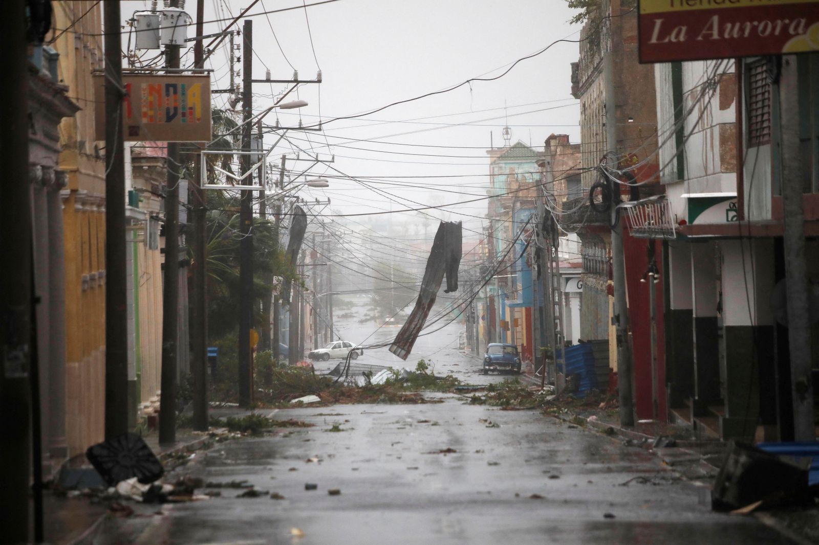 Destrosses al carrer després del pas de Ian per Pinar del Río, Cuba