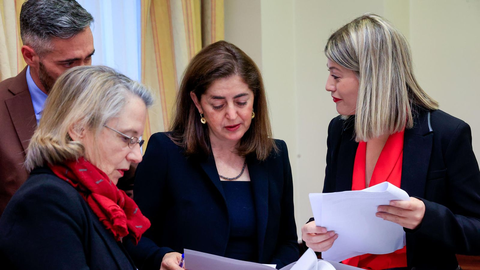 El president de la comissió de justícia, Felipe Sicília, observa la conversa entre les lletrades de Congrés i la diputada Laura Berja (dreta), en la reunió per a aprovar el dictamen de la reforma de la llei del 'només sí és sí'