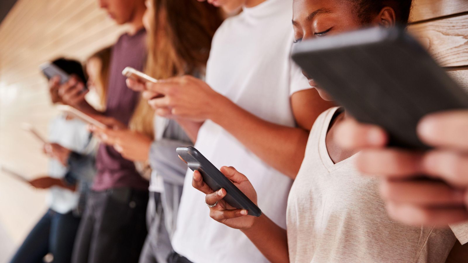 Imatges d'arxiu d'uns joves usant el telèfon