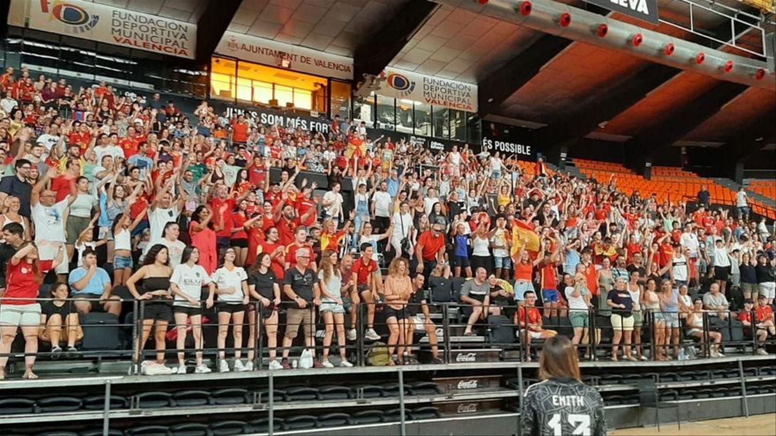 Imatge de l'afició reunida a la Fonteta