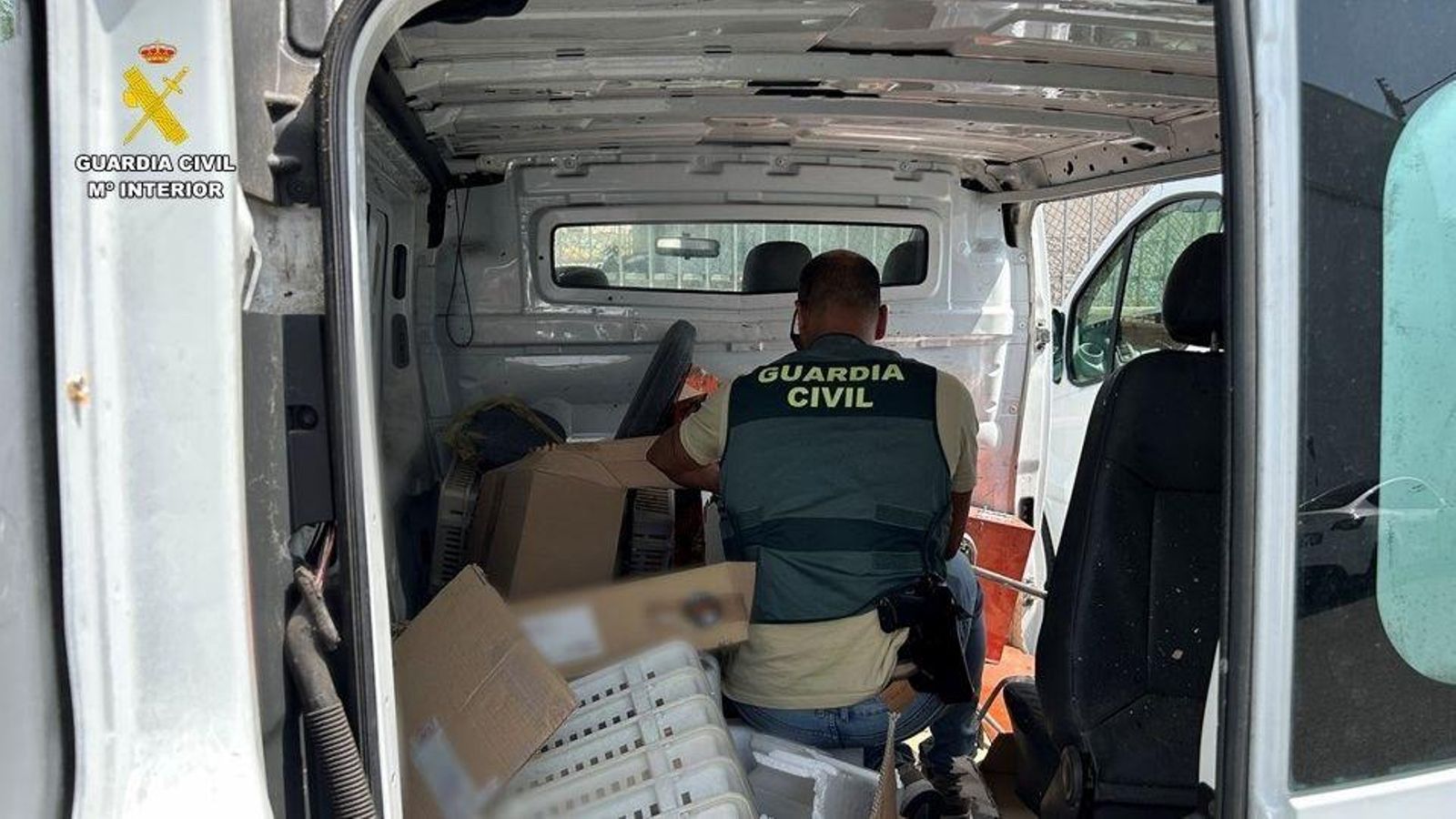 Una de les furgonetes intervingudes en l'operació Empresari detingut a Ibi per estafar amb furgonetes càmper