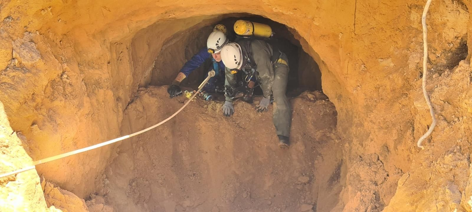 Experts dels bombers inspeccionen la galeria subterrània de Villena