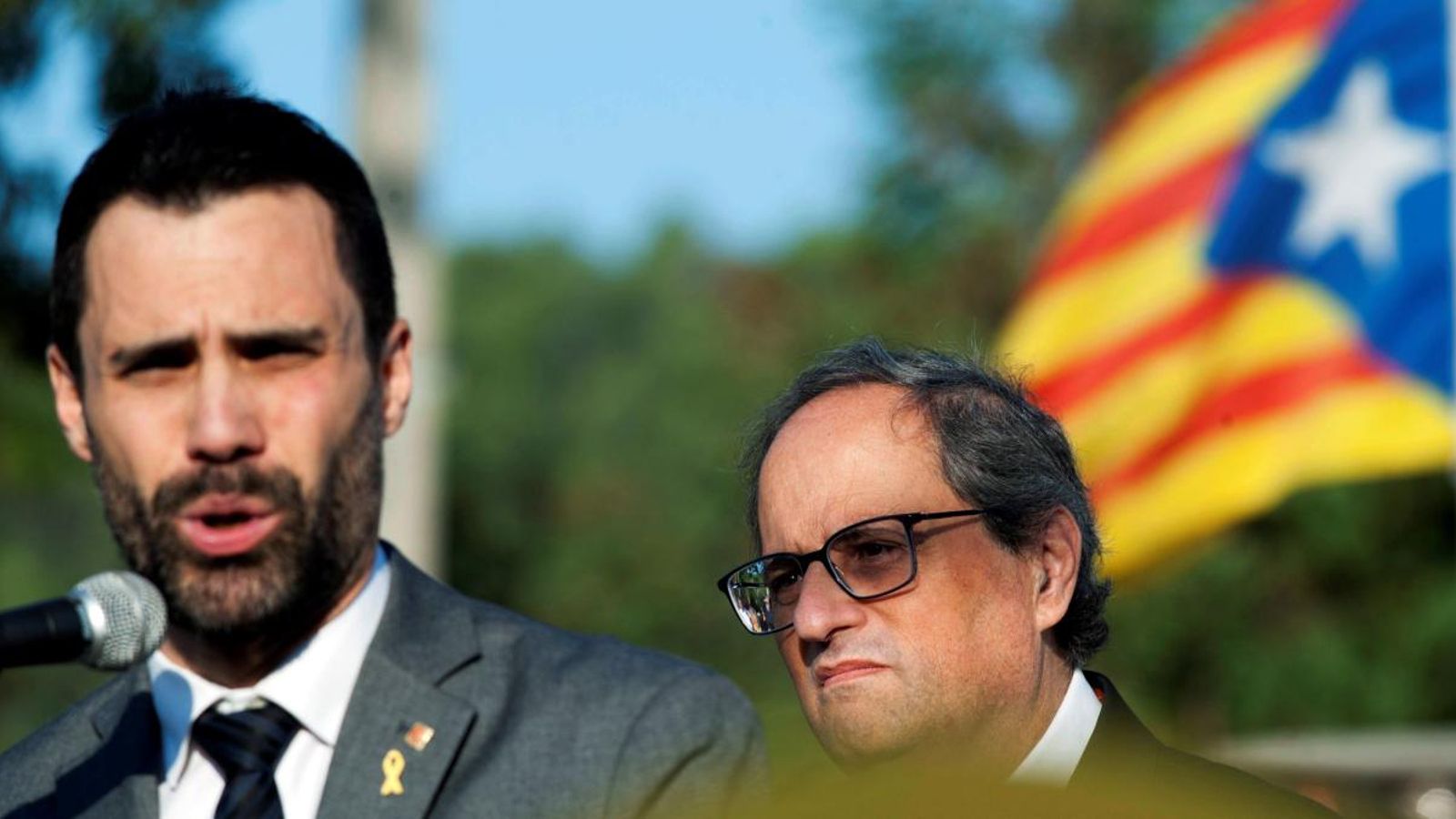 Quim Torra i Roger Torrent, durant l'homenatge als votants i organitzadors de l'1-O a Sant Julià de Ramis