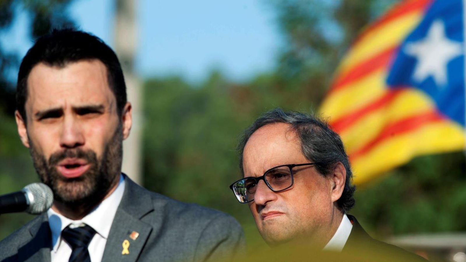 Quim Torra i Roger Torrent, durant l'homenatge als votants i organitzadors de l'1-O a Sant Julià de Ramis Quim Torra i Roger Torrent, durant l'homenatge als votants i organitzadors de l'1-O a Sant Julià de Ramis