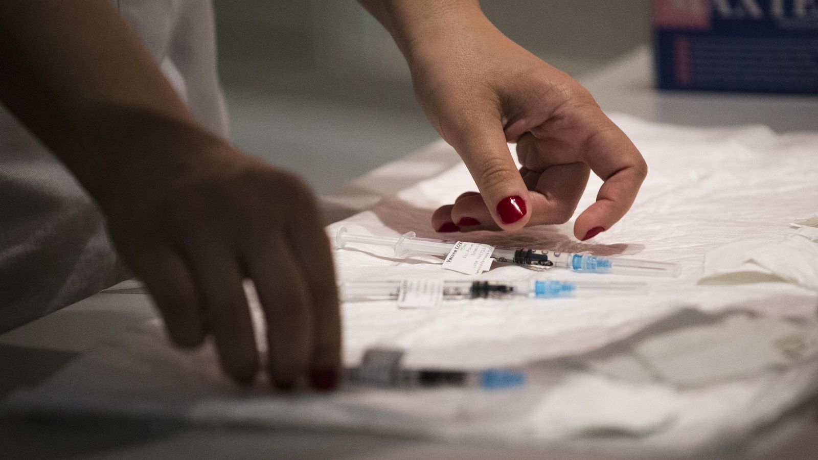 Una sanitària manipula diverses dosis de Pfizer